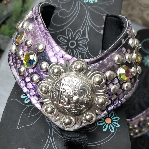 P & G Collection Jeweled Flip-flops w/man kneeling at the cross medallion size 8 - Picture 6 of 13